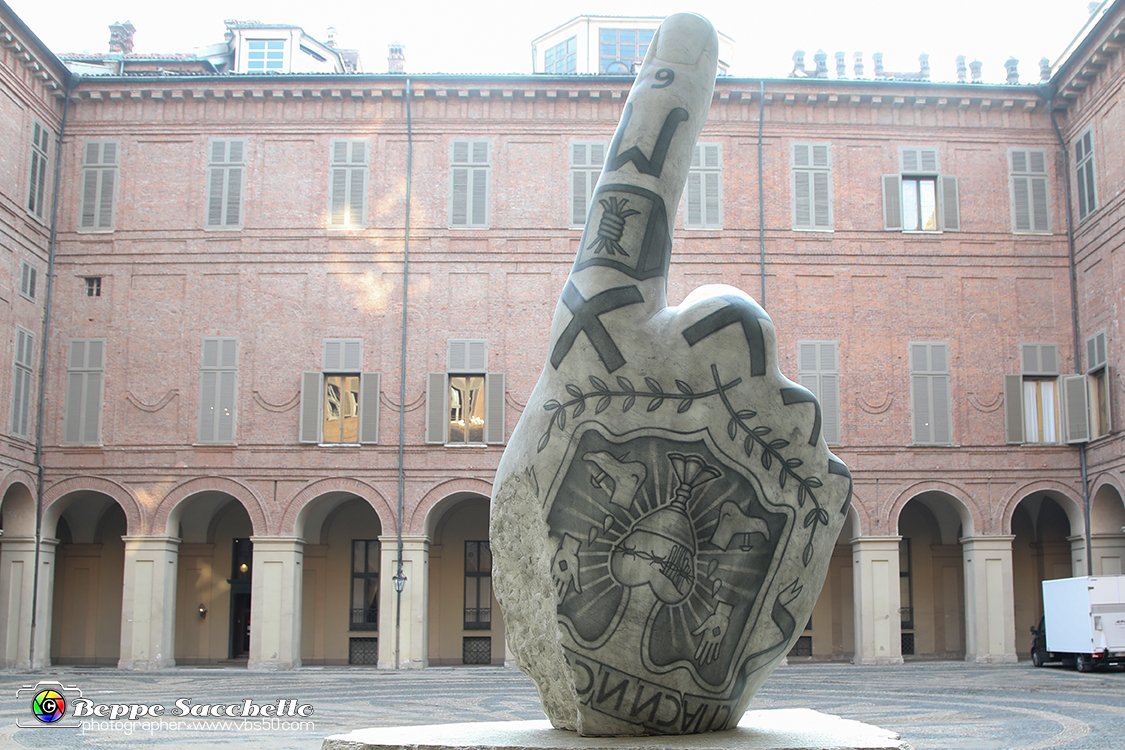 VBS_3186 - Mostra In Between Monumentali opere di Fabio Viale.jpg